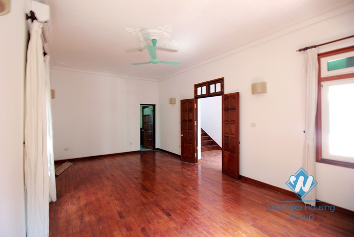 Unfurnished house with large courtyardfor rent in Tay Ho, Hanoi